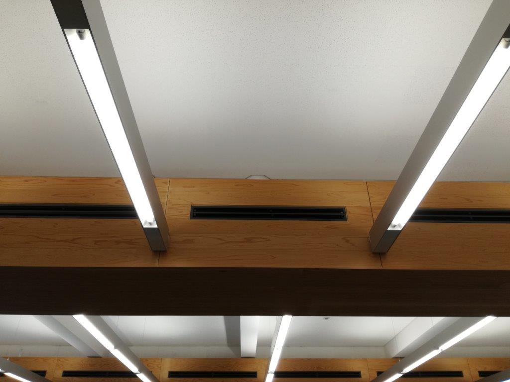 木材会館室内写真天井・空調吹き出し口