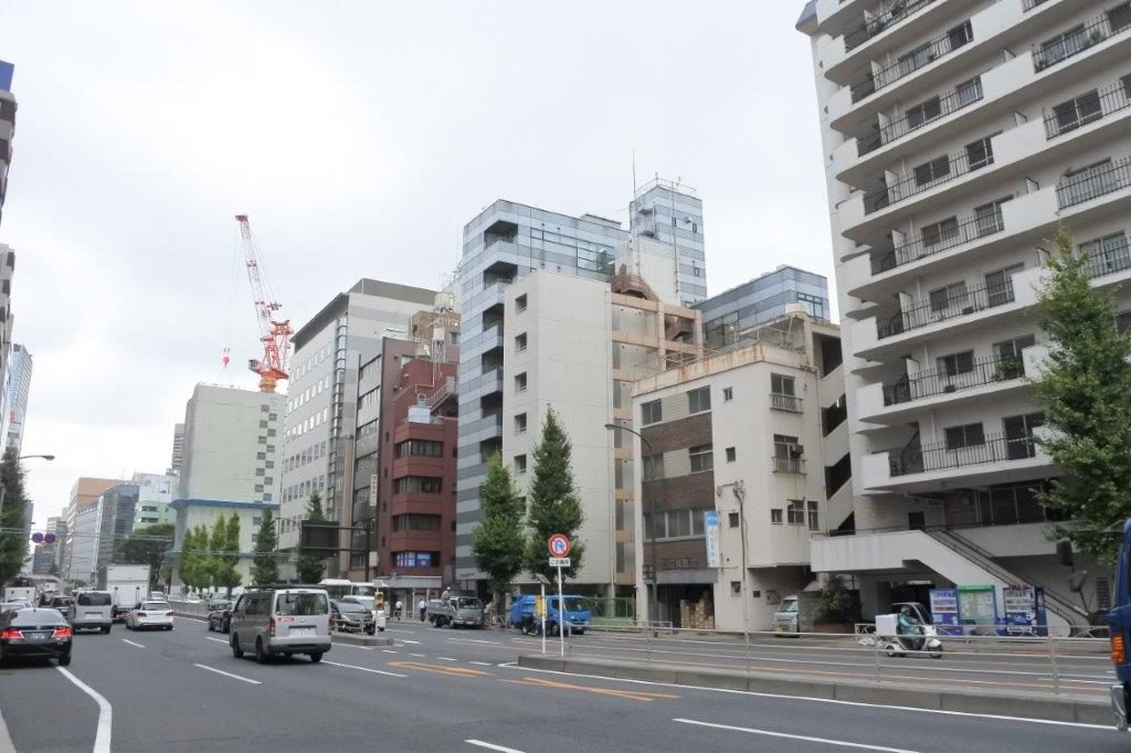 泉岳寺交差点から田町駅方面を望む