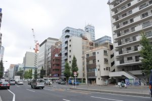 泉岳寺交差点から田町駅方面を望む