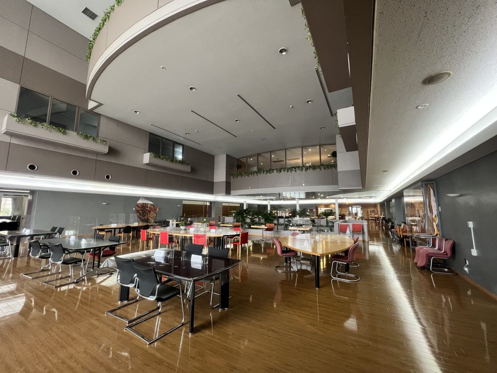 IIF 横浜都築R&Dセンターの食堂・カフェラウンジ