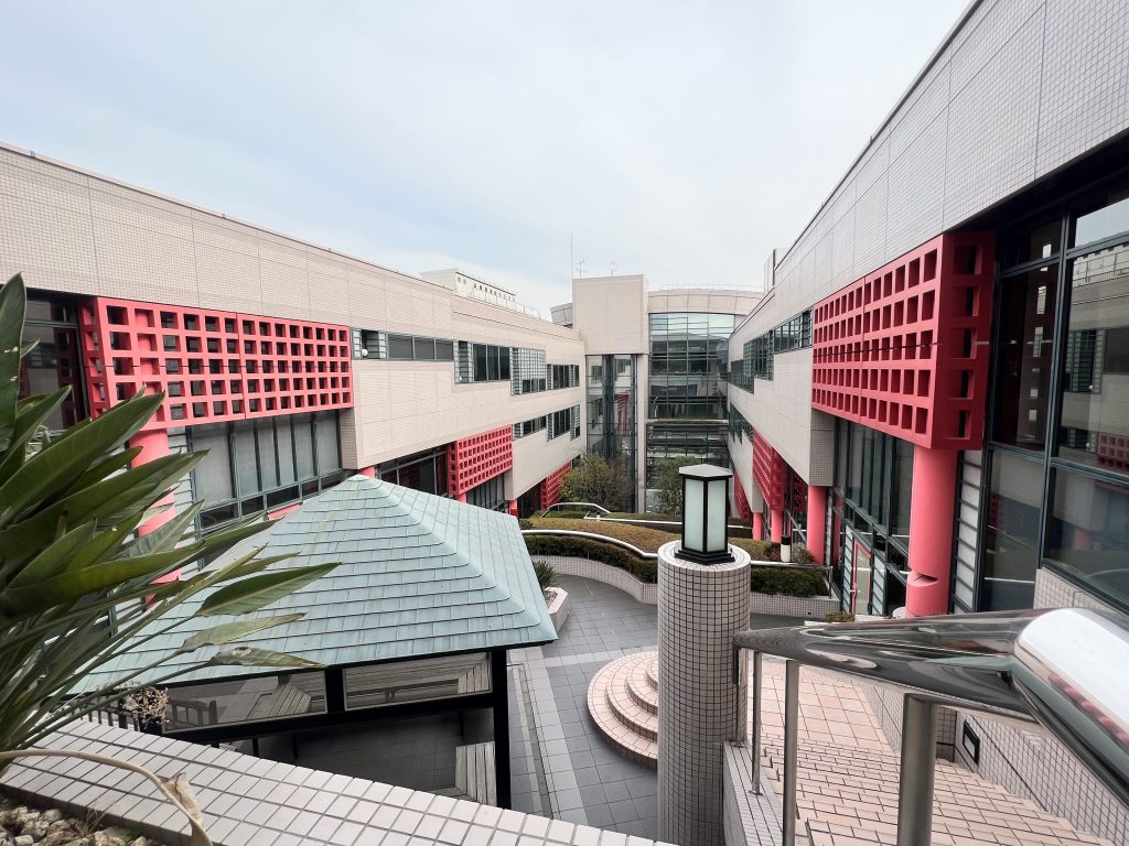 IIF 横浜都築R&Dセンターの中庭