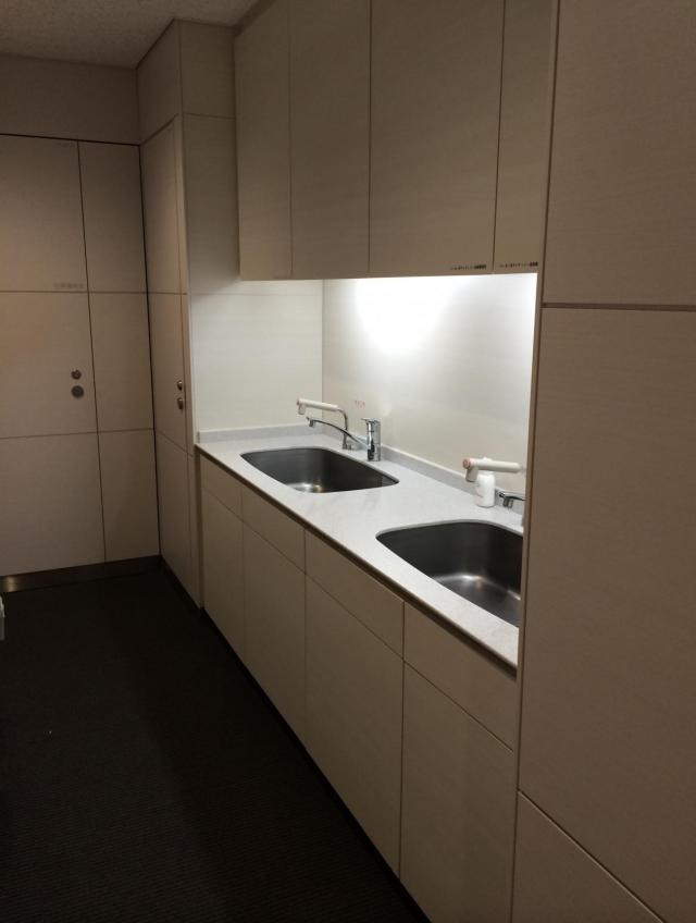 「アークヒルズ仙石山森タワー」給湯室