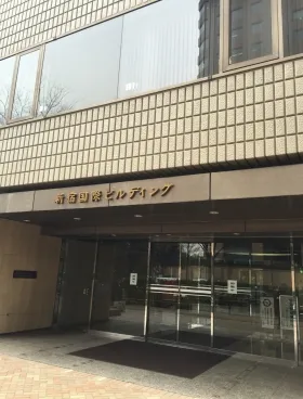 新宿国際本館ビルのエントランス