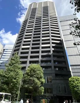 ファーストリアルタワー新宿(旧プロスペクト・アクス・ザ・タワー新館)ビルの外観
