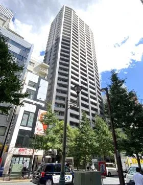 ファーストリアルタワー新宿(旧プロスペクト・アクス・ザ・タワー新館)ビルのエントランス
