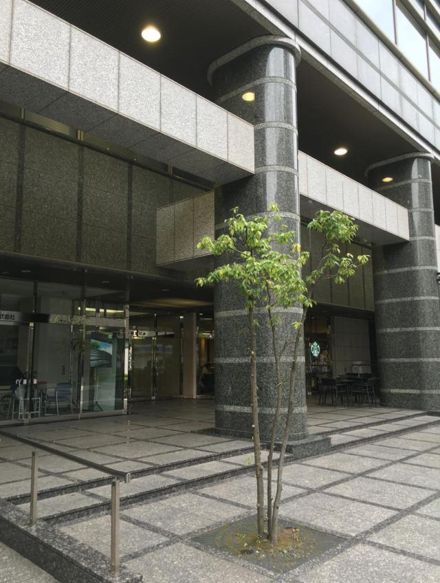 友泉新横浜ビルのエントランス
