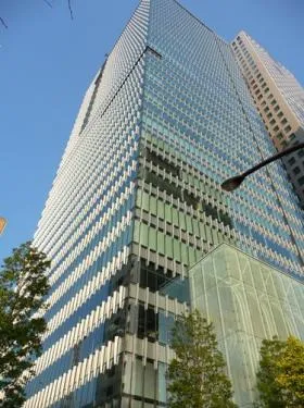 日本経済新聞本社ビルのエントランス