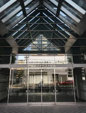 新横浜ファーストビルのエントランス