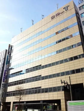 KDX横浜リバーサイド(旧:東伸24)ビルの外観