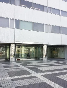 横浜西口KNビルのエントランス