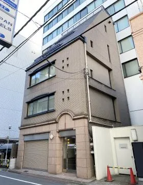 飯田鋲螺ビルのエントランス