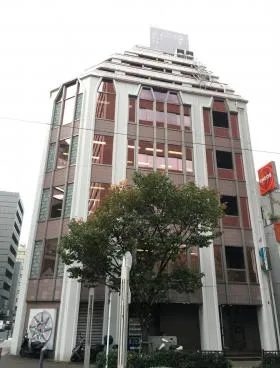 カーニープレイス横浜関内ビルのエントランス