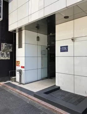 ビラ・アペックス横浜関内ビルのエントランス