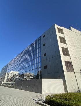 コスモス青山国連大学高等研究所棟ビルの内装
