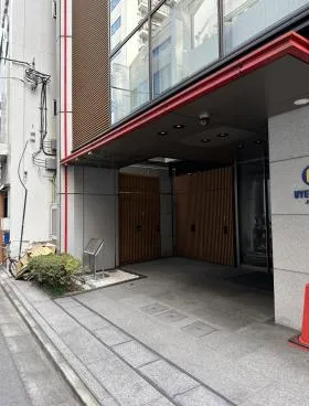 上村工業東京支社ビルのエントランス