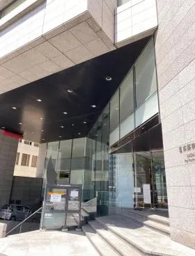 日本薬学会長井記念館ビルのエントランス